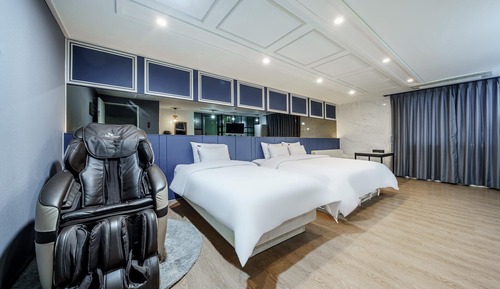 Room (Double Suite / Double Single (with st)