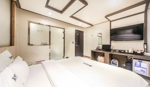 Room (Standard (Netflix (account required)))