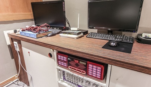 Room (Deluxe (tub Netflix (account required)