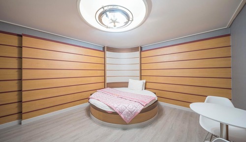 Room (Semi-Suite room (inquire at the front)