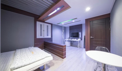 Room (Deluxe room-bath (inquire at the fron)