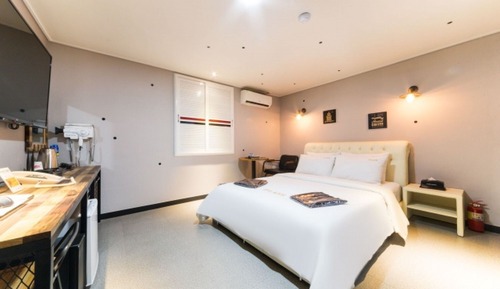 Room (Pleasant Deluxe (Netflix available))