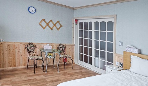Room (Bed room (dogs allowed))