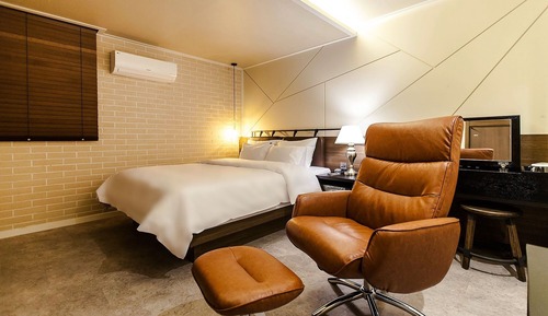 Room (Premium-Recliner (available for watch)