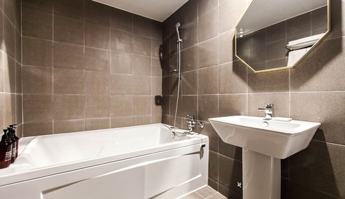 Room (Premium-Bathroom (Wave & Movienet ava)