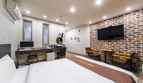 Room (Standard (bathtub movie))