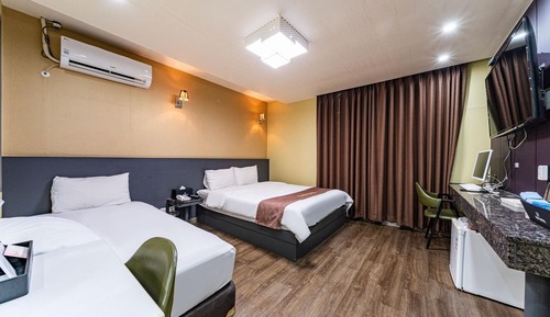 Room (Twin Room (bathtub Movies NETFLIX))