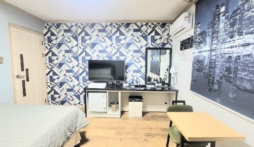 Room (Walkie Special (No Parking))