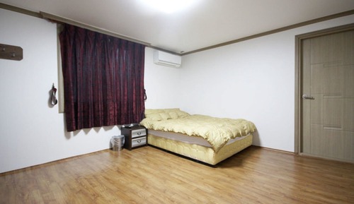 Room (Condo Pension)