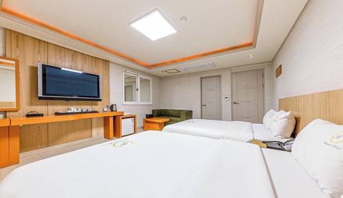 Room (Twin)