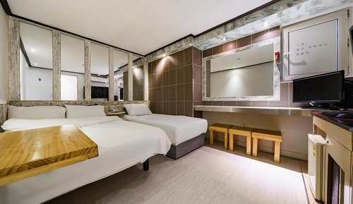 Room (Twin - Consecutive nights possible (n)