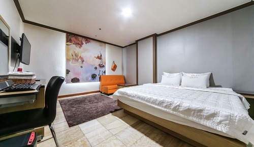 Room (Semi-private room (with bathtub check)