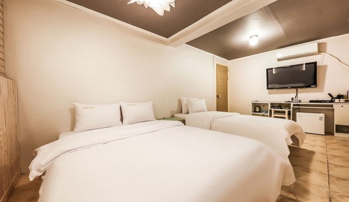 Room (Twin)