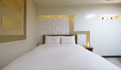 Room (Standard (Netflix + Disney + Apple TV)