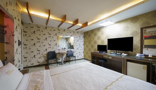 Room (Deluxe + 1 PC (Netflix + Disney + App)