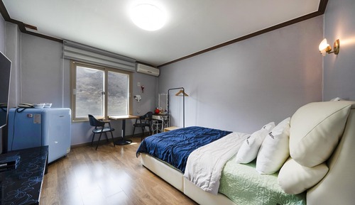 Room (Bedroom (Seomjingang River View 65-in)