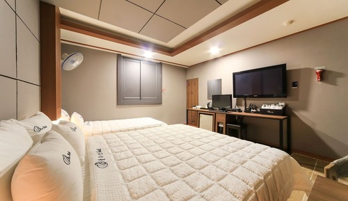 Room (Twin)