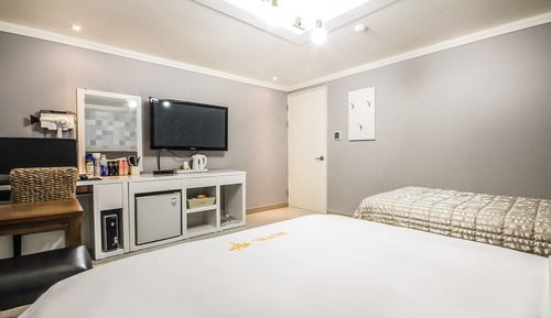 Room (Twin)