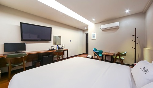 Room (Standard (Free Netflix))