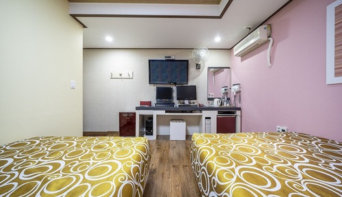 Room (Twin (OTT))