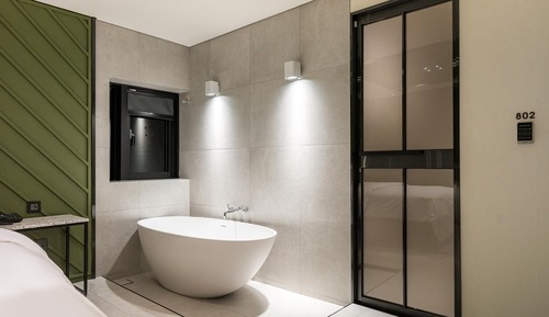 Room (VIP (Netflix Available))