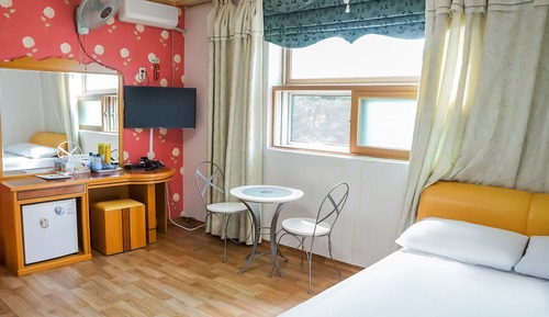 Room (Mountain View Family Room - Bed)