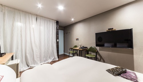 Room (Premium B (Netflix available + Mini b)