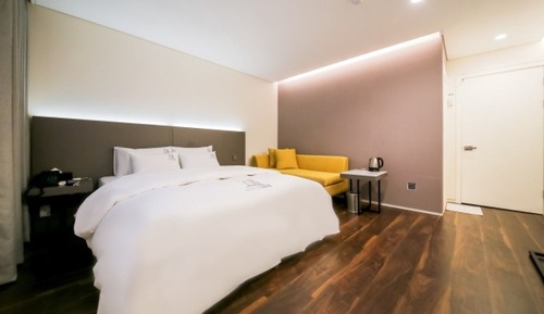 Room (Standard - Late check-out (16:00 chec)