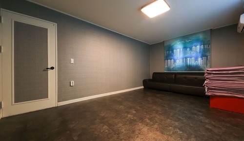 Room (Event room (net Netflix viewing avail)