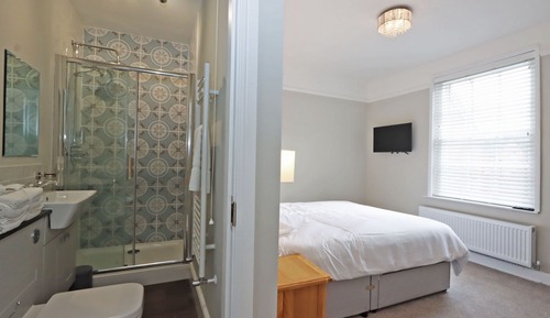 Executive Suite, Ensuite, Courtyard View