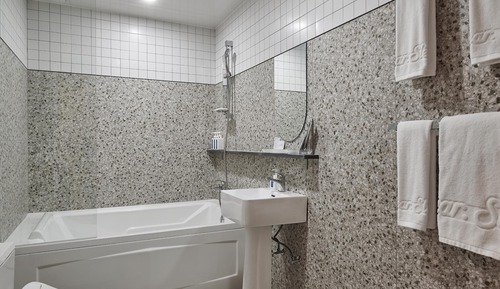 Room (PREMIUM MOVIE (King bed/65" TV/Air pu)