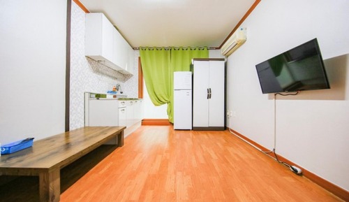 Room (Room 201)
