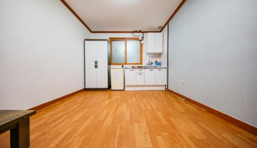 Room (Room 103)
