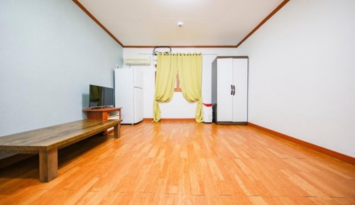 Room (Room 106)