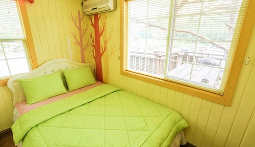 Room (Pine Cone 1)