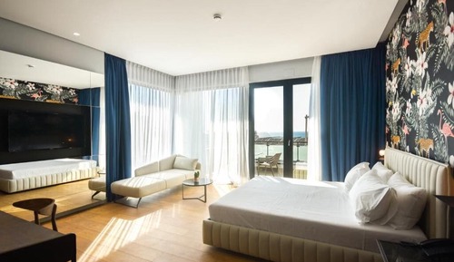 Premium Suite with Indoor Jetted Tub