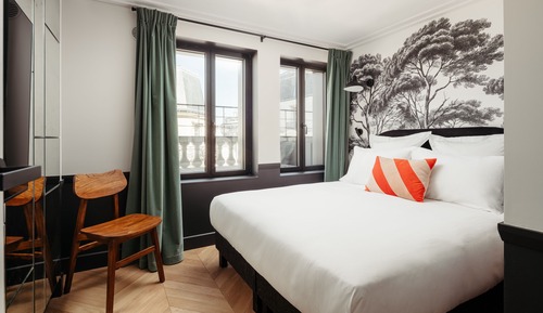 2-BR Deluxe Apartment Balcony Eiffel Tower view
