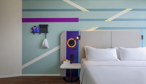 Room, 1 King Bed, Roll-in Shower