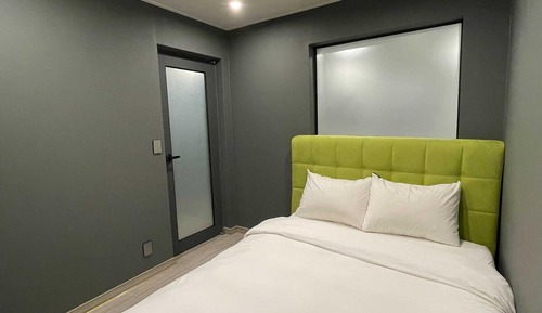 Room (Family two-room family bath - Starbuc)