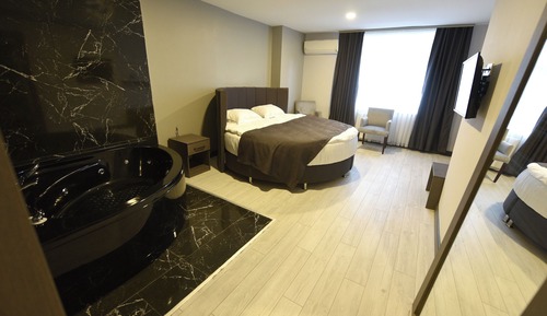 Suite, Jetted Tub