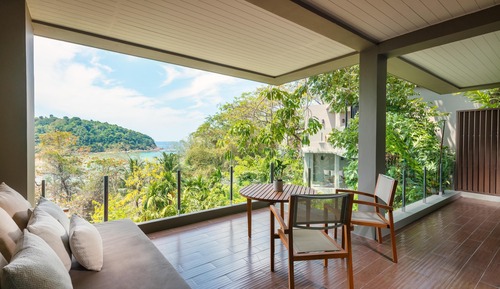 Deluxe Layan Suite