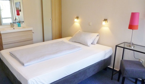 Single room with private external bathroom