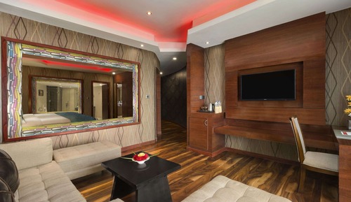 Royal Suite, 1 King Bed, Non Smoking, Lake View