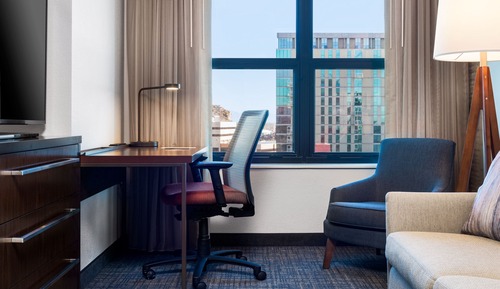 Suite, 2 Bedrooms, Non Smoking (Mobility/Hearing Access, Roll-in Shwr)