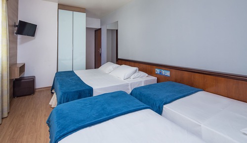 Superior Quadruple Room, Multiple Beds (Uma Cama Casal e Duas Camas Solteiro)