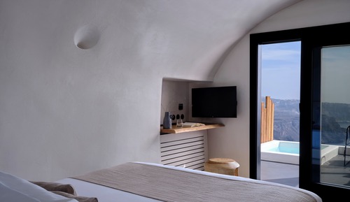 Luxury Cave with Caldera View and Outdoor Hot Tub
