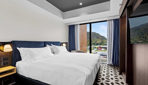 Suite, 1 King Bed, Mountain View