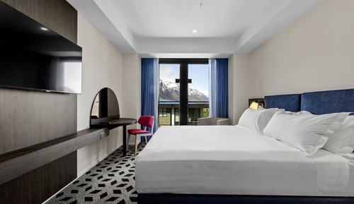 Standard Room, 1 King Bed, Balcony, Mountain View