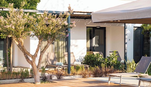 Family Villa, Corner
