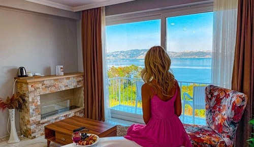 Royal Room, 1 Queen Bed, Jetted Tub, Lake View
